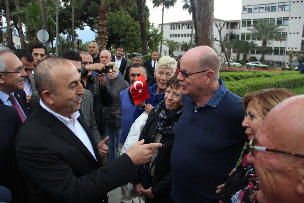 Hollandalılardan Bakan Çavuşoğlu’na Destek