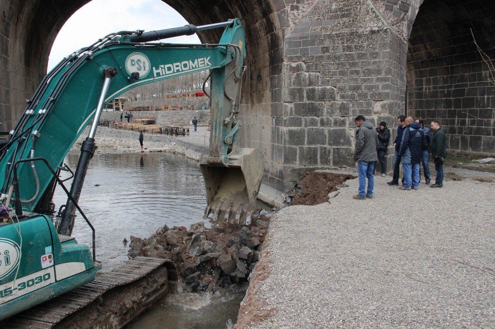 Tarihi Ongözlü Köprü’nün Kapatılan Gözleri Açılıyor