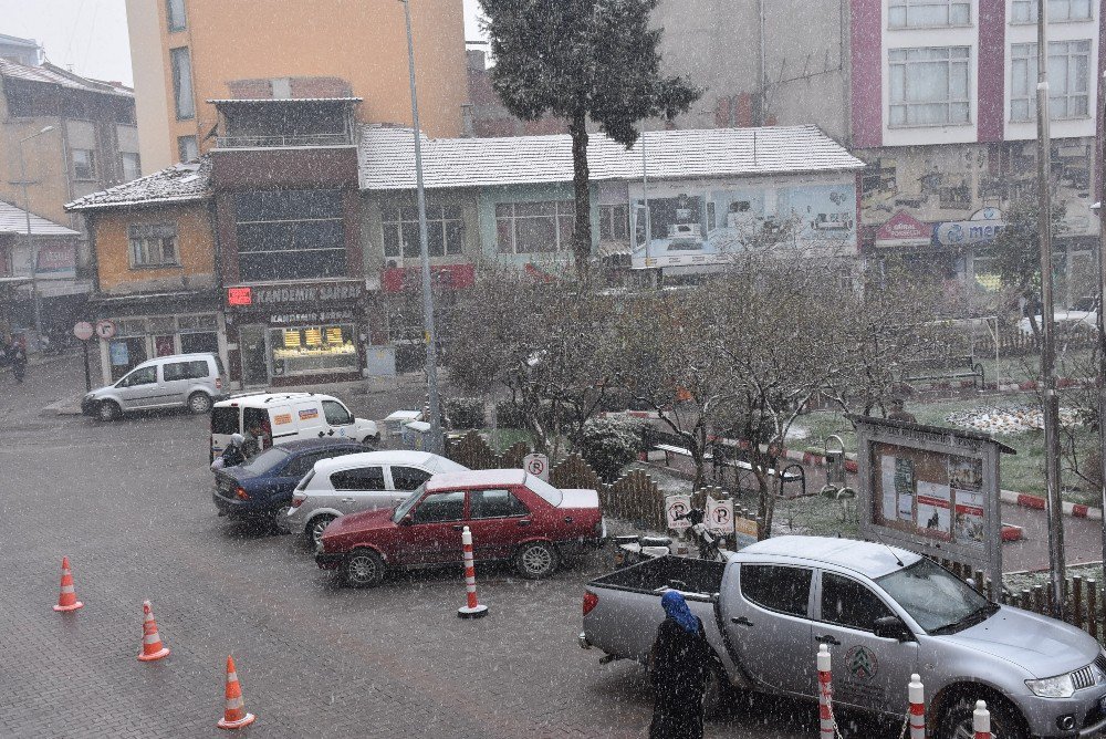 Dursunbey’de Kar Yağışı Etkili Oluyor