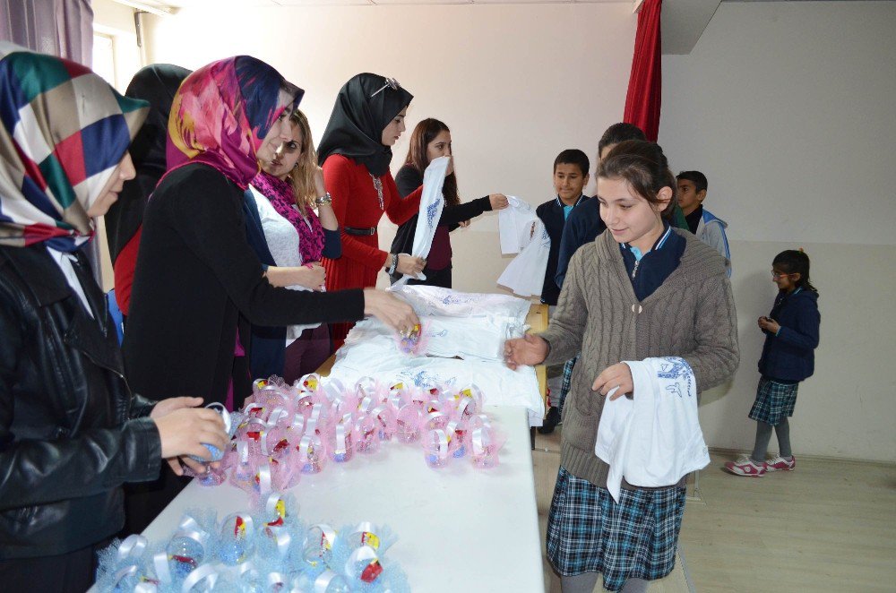 Üniversiteli Öğrencilerden "Hediyemiz Mutluluk Olsun" Projesi