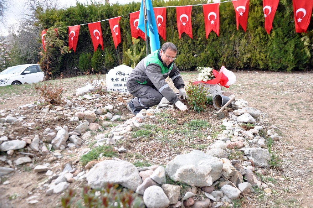 Gölbaşı’nda Şehit Mezarları Bakımdan Geçirildi