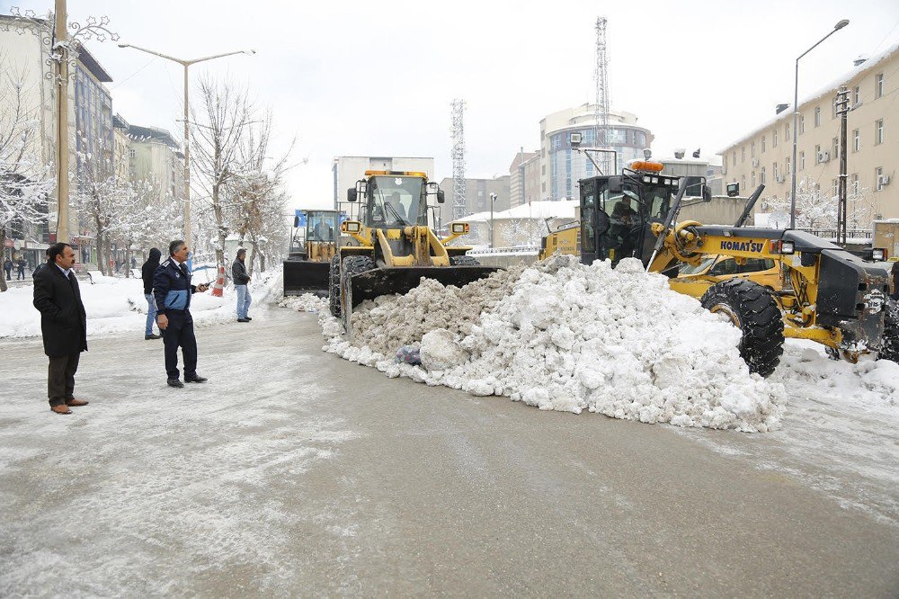 Yüksekova’da Kar Temizleme Çalışması