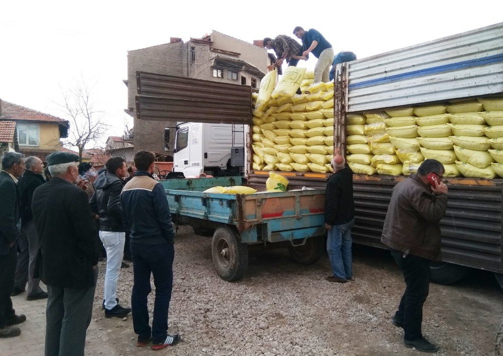 Hisarcık’ta Çiftçiler Yeni Ürün Gübreyi Kapıştı