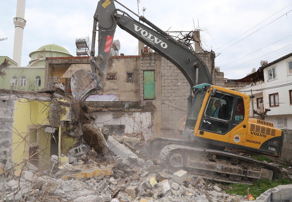 Toroslar’da Metruk Binalar Yıkılıyor