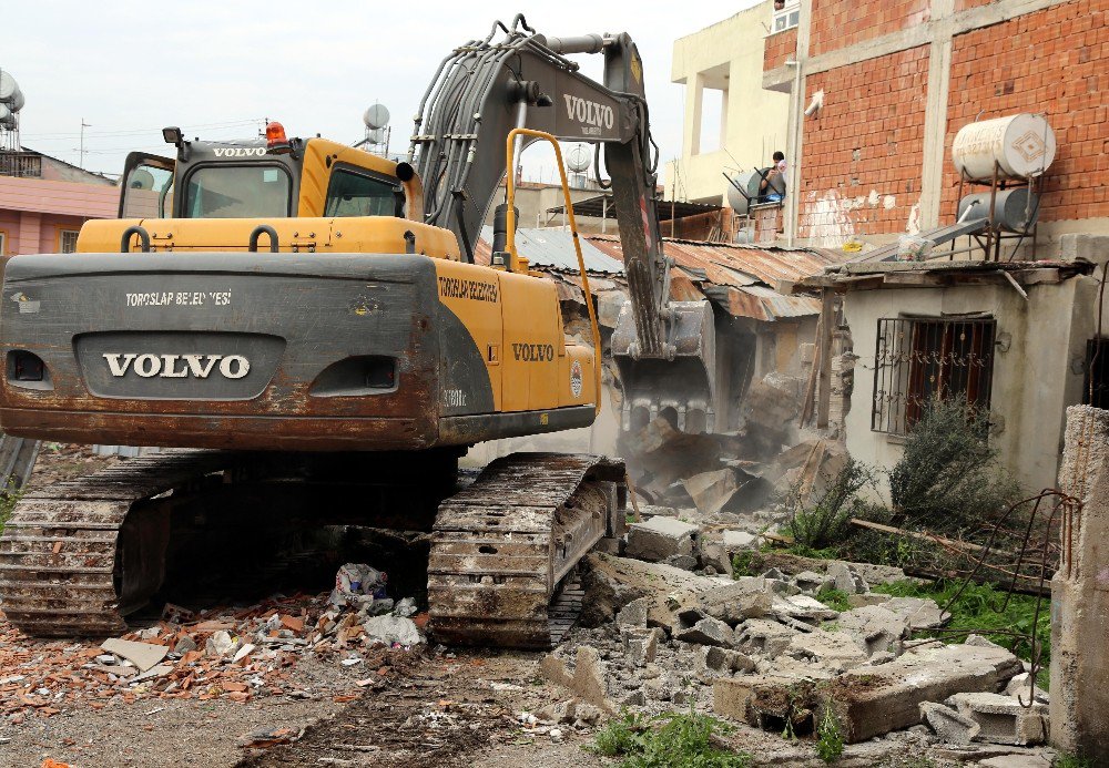 Toroslar’da Metruk Binalar Yıkılıyor