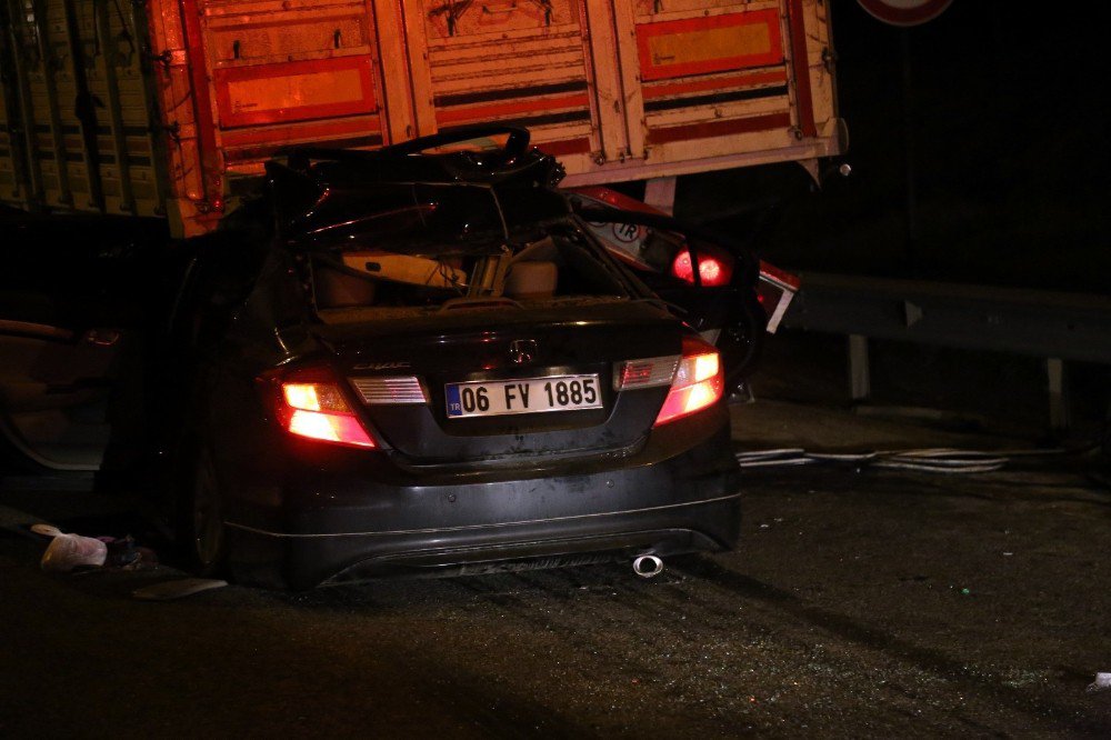 Sakarya’da Otomobil Tırın Altına Girdi: 1 Ölü, 6 Yaralı