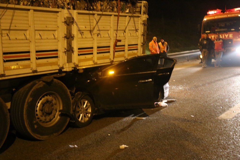 Sakarya’da Otomobil Tırın Altına Girdi: 1 Ölü, 6 Yaralı