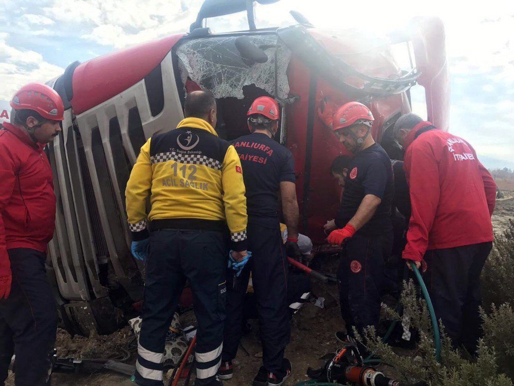 Devrilen Mikserin Kabininde Sıkışan Sürücü Bir Saatte Çıkarıldı