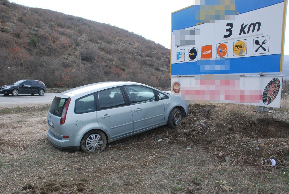 Reklam Tabelasına Çarpmasına Ramak Kala Durabildi