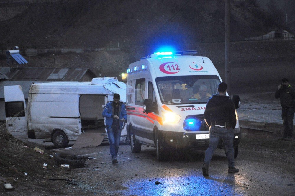 Tunceli’de Minibüs Trafoya Çarptı: 2 Yaralı