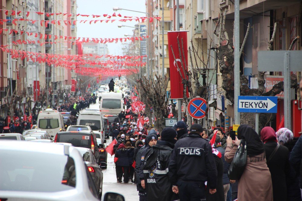 Yüzlerce Vatandaş Cumhurbaşkanı’nı Görmek İçin Caddeyi Doldurdu