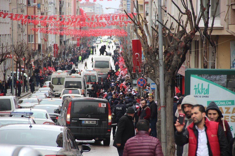 Yüzlerce Vatandaş Cumhurbaşkanı’nı Görmek İçin Caddeyi Doldurdu