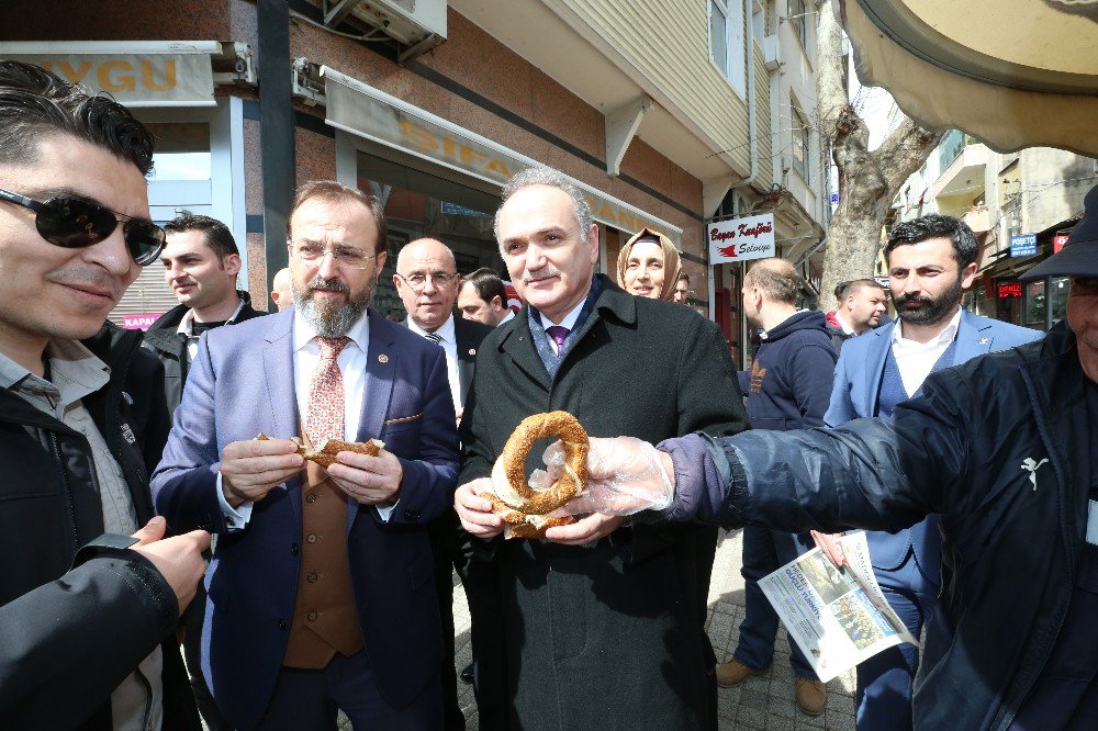 Bakan Özlü Vatandaşlara Simit Dağıtı