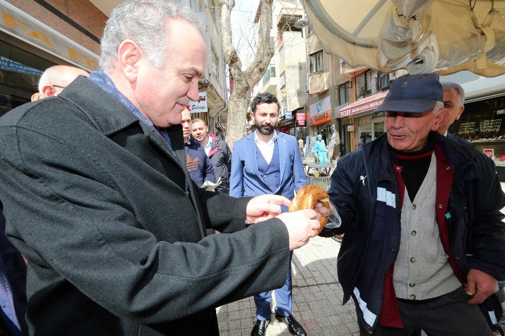 Bakan Özlü Vatandaşlara Simit Dağıtı