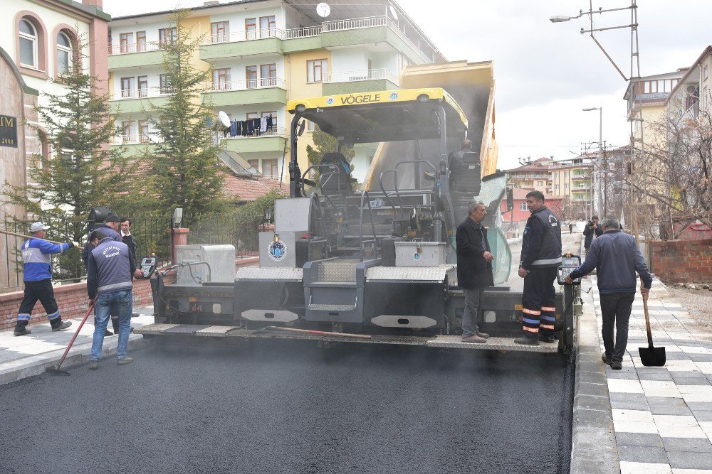 Çöşnük Mahallesinde Sıcak Asfalt Çalışması Yapılıyor