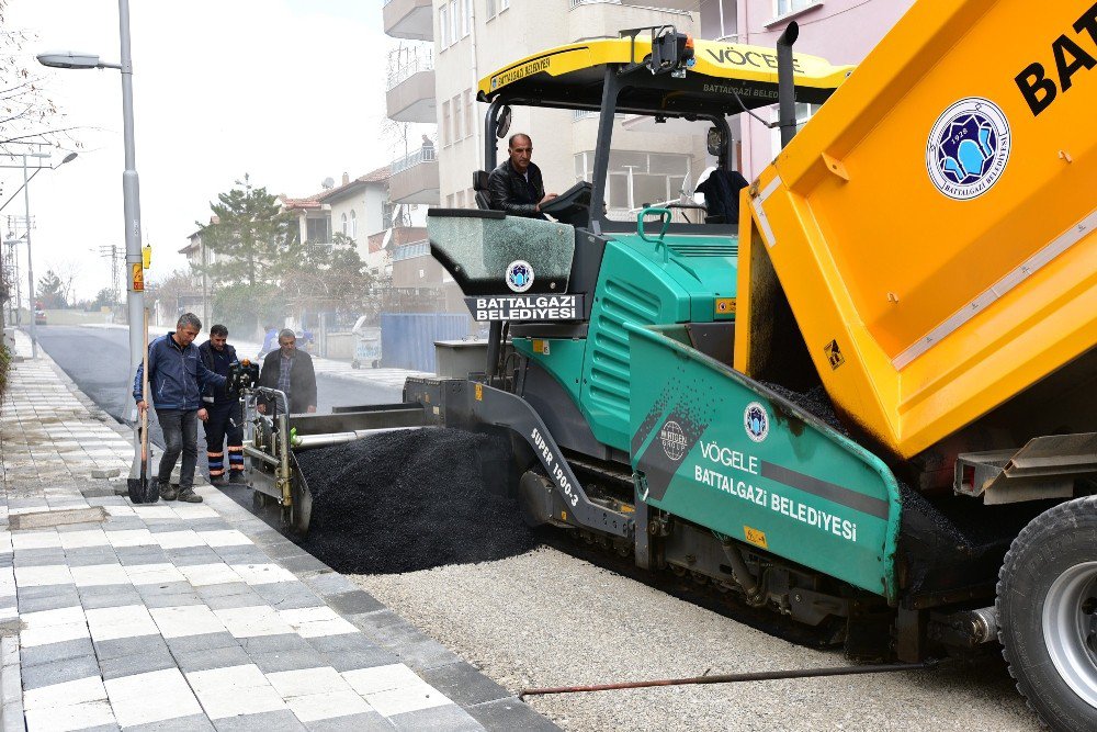 Çöşnük Mahallesinde Sıcak Asfalt Çalışması Yapılıyor