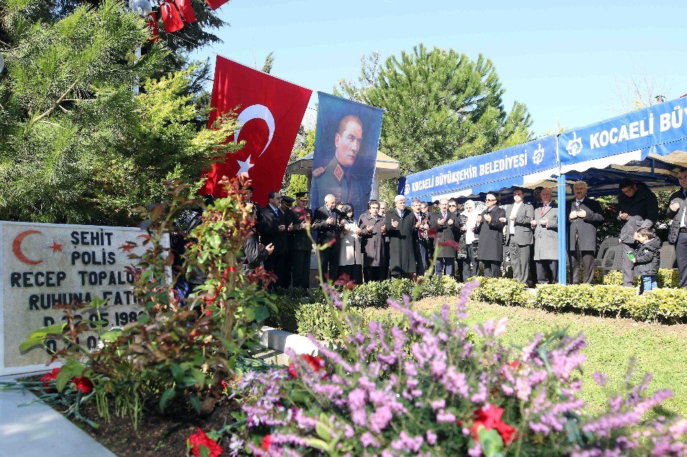 Başkan Karaosmanoğlu, Şehit Mezarlarına Karanfil Bıraktı