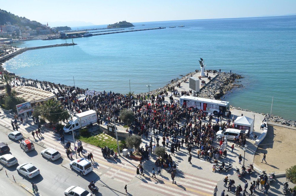 Kuşadası Belediyesi ’Nutuk’ Dağıttı