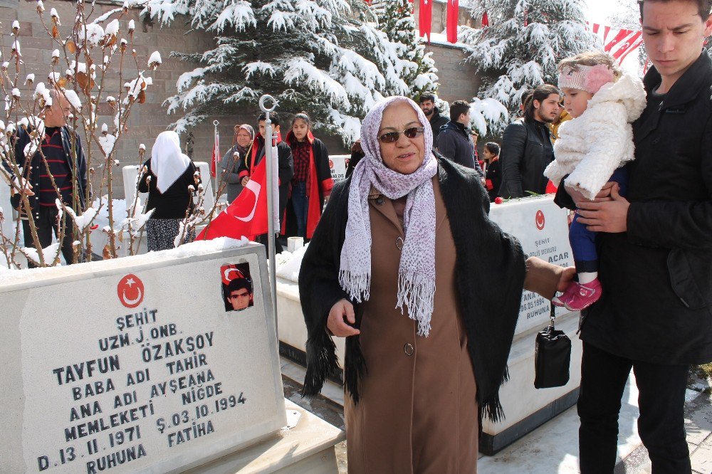 Şehit Oğlunun Sembolik Mezarında Dua Etti