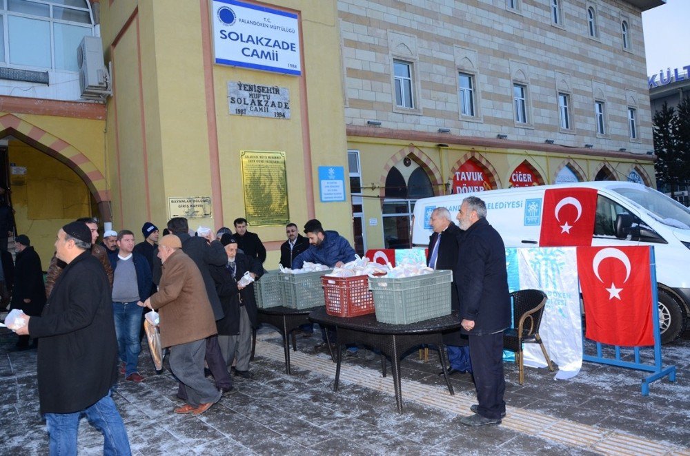 Palandöken Belediyesi Sabah Namazına Gelen Vatandaşa Simit İkram Etti