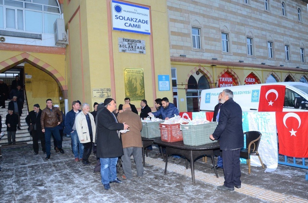 Palandöken Belediyesi Sabah Namazına Gelen Vatandaşa Simit İkram Etti