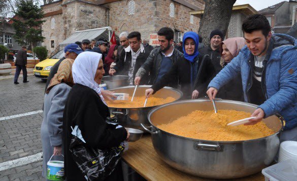 Üniversiteli Gençlerin Pilav Ve Hoşaf İkramı