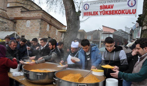 Üniversiteli Gençlerin Pilav Ve Hoşaf İkramı