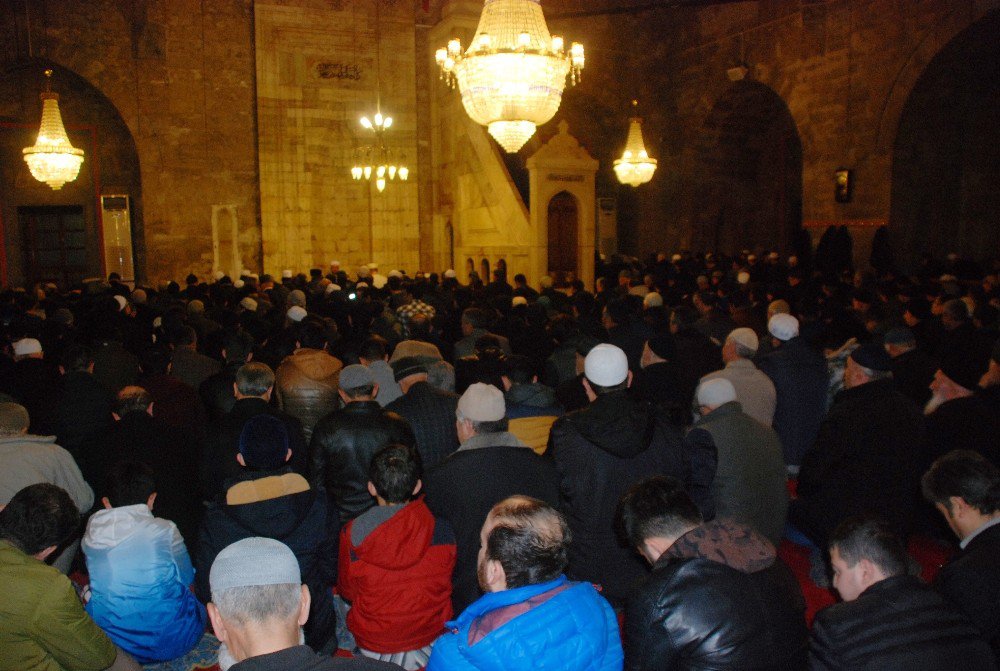 Vatandaşlar Sabah Namazında Çanakkale Şehitleri İçin Dua Etti