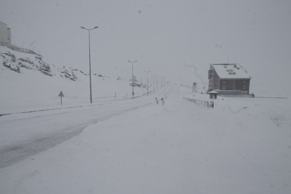 Erciyes’te Pistlere 50 Santimetre Kar Düştü