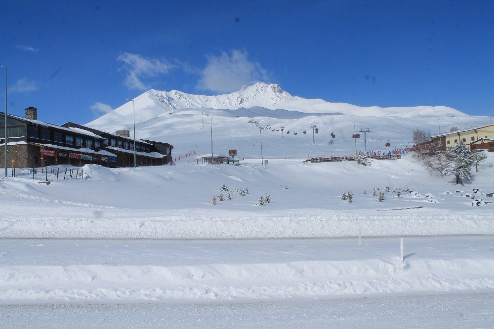 Erciyes’te Pistlere 50 Santimetre Kar Düştü