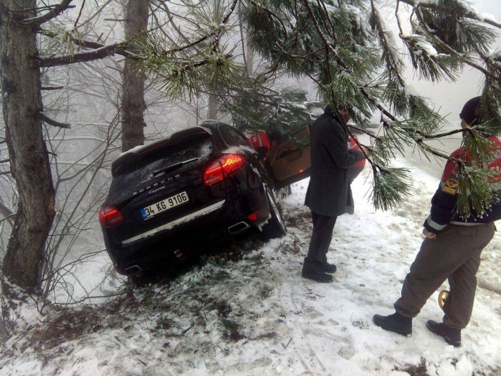 Karda Kayan Jeep Ağaca Çarparak Uçuruma Yuvarlanmaktan Kurtuldu