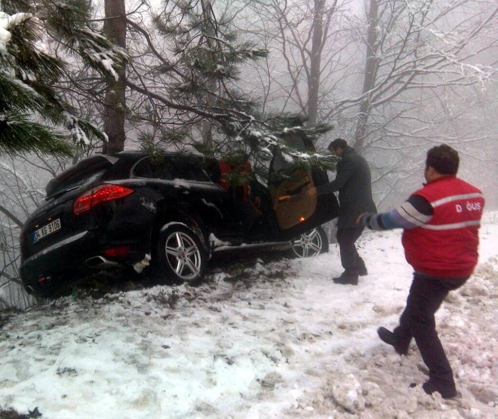 Karda Kayan Jeep Ağaca Çarparak Uçuruma Yuvarlanmaktan Kurtuldu