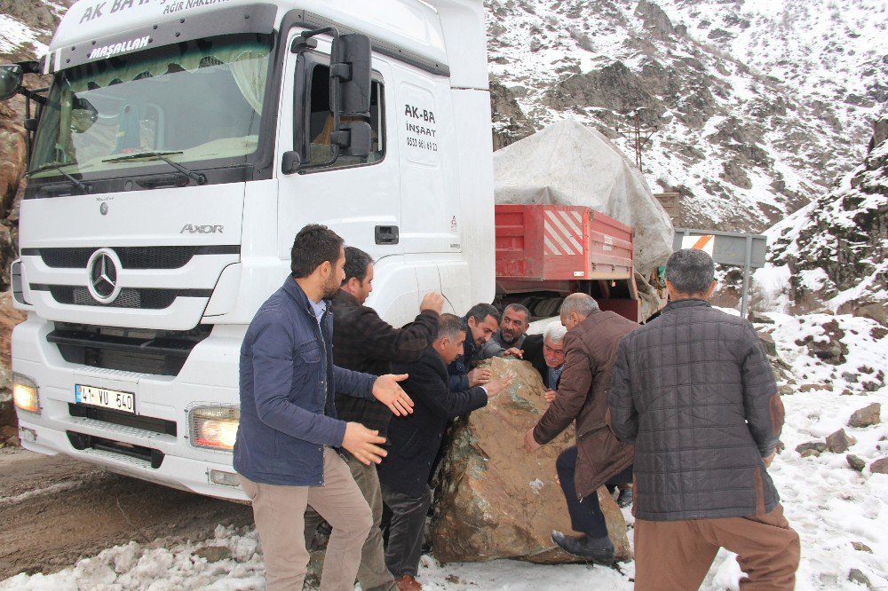 Şemdinli’de Yola Kaya Parçaları Düştü