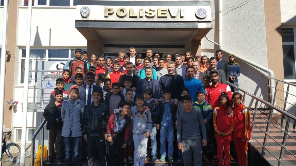 Emniyet Müdürü Alper Genç Sporcularla Bir Araya Geldi