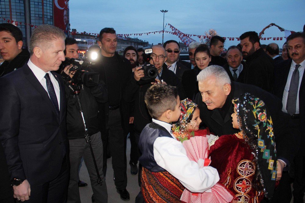 Başbakan Yıldırım, 15 Temmuz Şehidinin Ailesini Ziyaret Etti