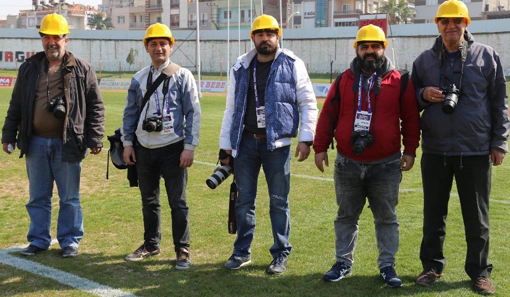 Yeşil Sahada Baretli Tepki