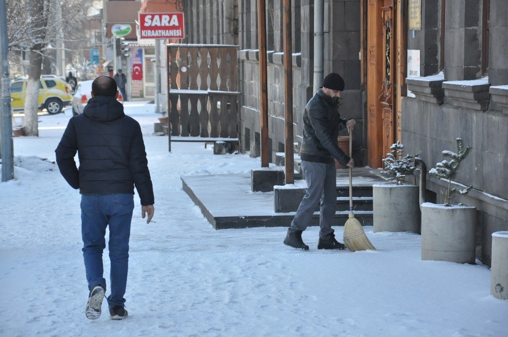 Kars’ta Kar Sürücülere Zor Anlar Yaşattı