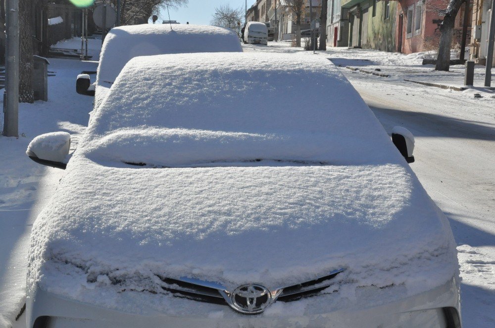 Kars’ta Kar Sürücülere Zor Anlar Yaşattı