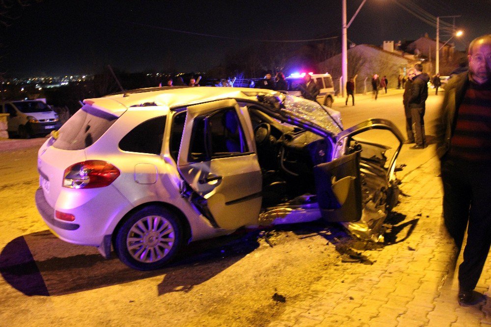 Kütahya’da Otomobil Elektrik Direğine Çarptı: 1 Ölü 2 Yaralı