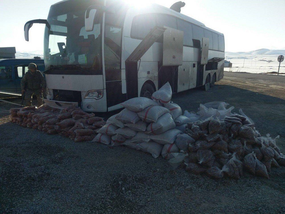 Başkale’de 2 Ton 500 Kilo Kayısı Ve Fındık İçi Ele Geçirildi