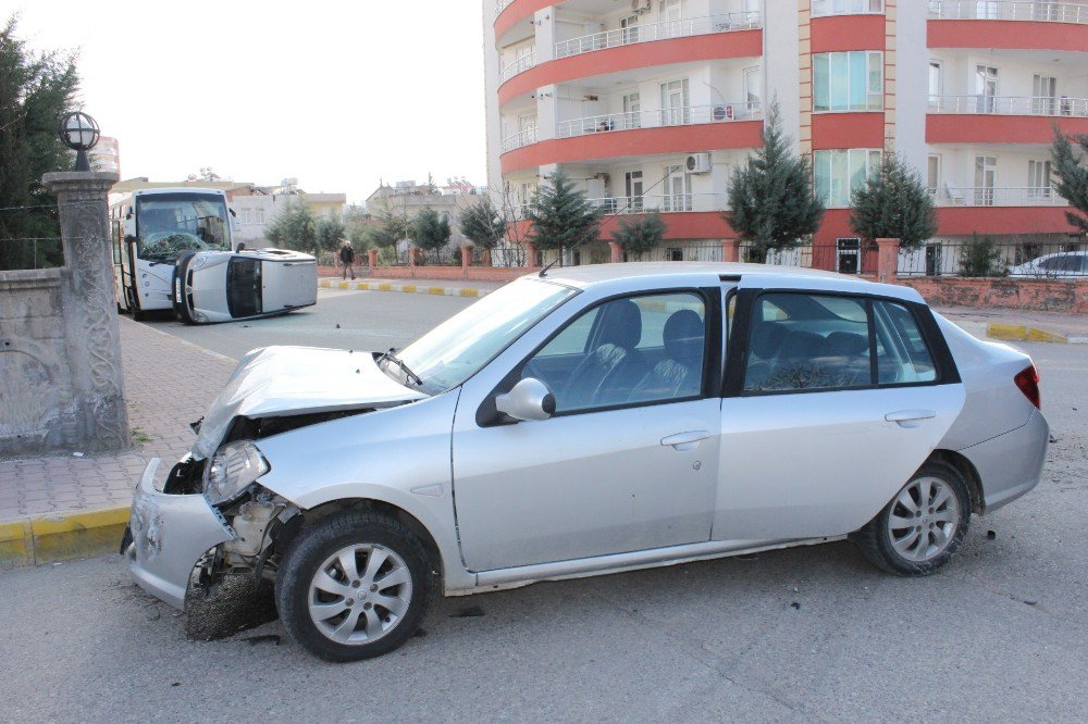 Otomobile Çarpıp Taklalar Atan Araç, Park Halinde Otobüse Çarparak Durabildi