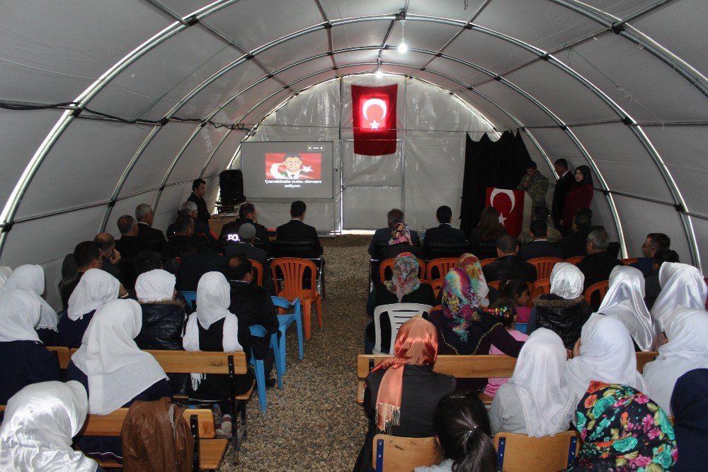 Depremzedeler Çanakkale Zaferini Kutladı