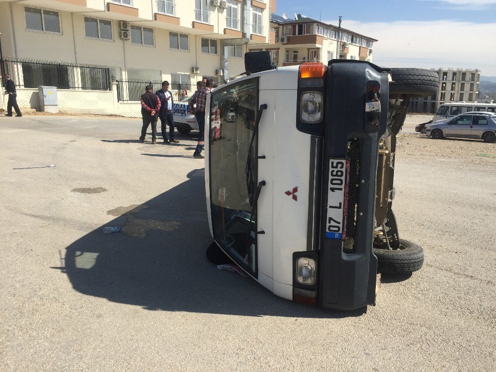 Manavgat’ta Otomobil İle Minibüs Çarpıştı: 4 Yaralı