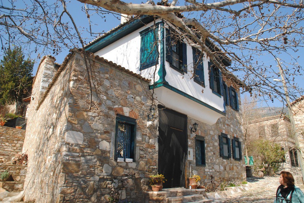 Doğanbey, Taş Evleri İle Cezbediyor