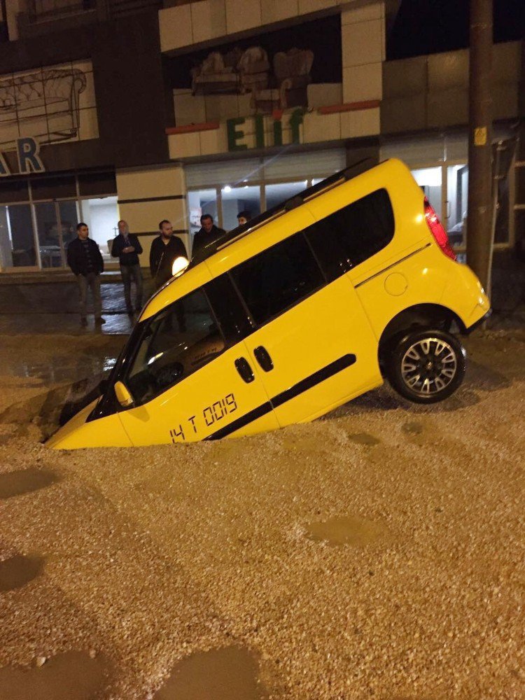 Ticari Taksi Yağmur Nedeniyle Meydana Gelen Göcüğe Düştü