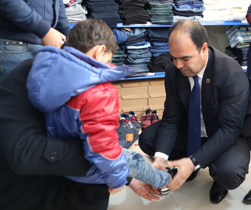 Yardım Yapılan Suriyeli Çocuk, İstiklal Marşı’nı Ezbere Okuyarak Teşekkür Etti