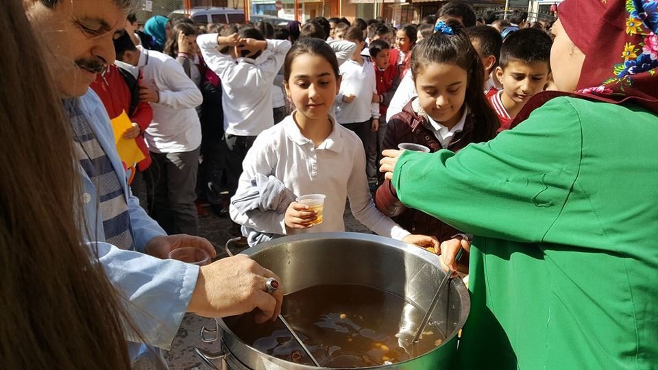 Çanakkale Programı Sonrasında Öğrencilere Üzüm Hoşafı Ve Ekmek Dağıtıldı