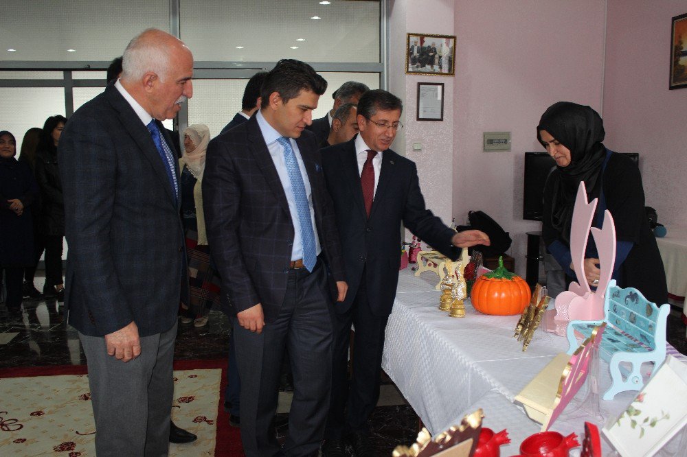 Huzur Evi Sakinleri, El Emeklerini Sergiledi