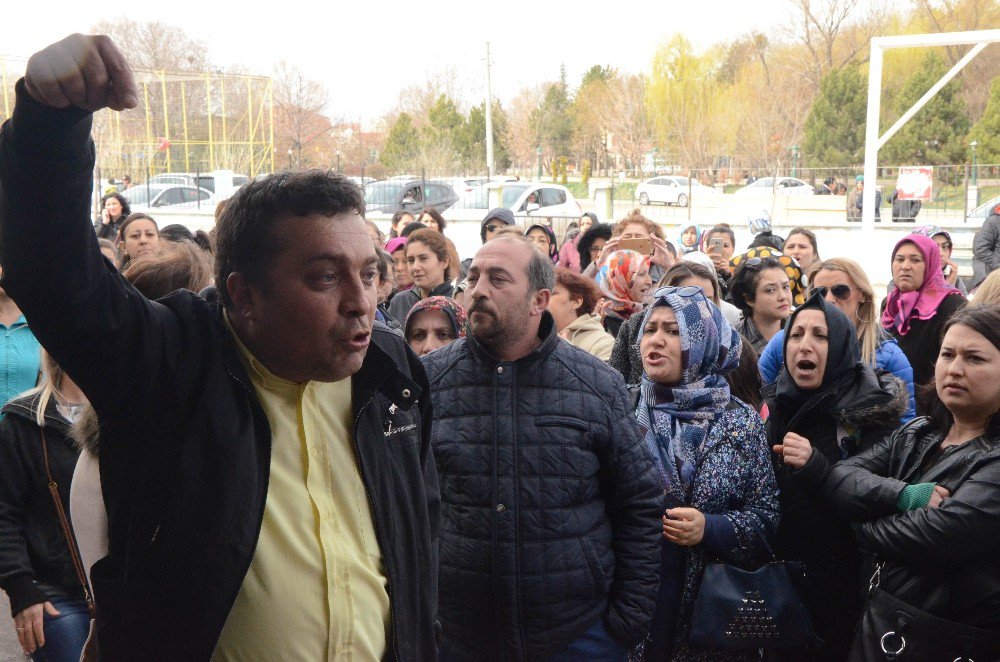 Veliler Okul Önünde Toplanıp Müdürü İstifaya Çağırdı