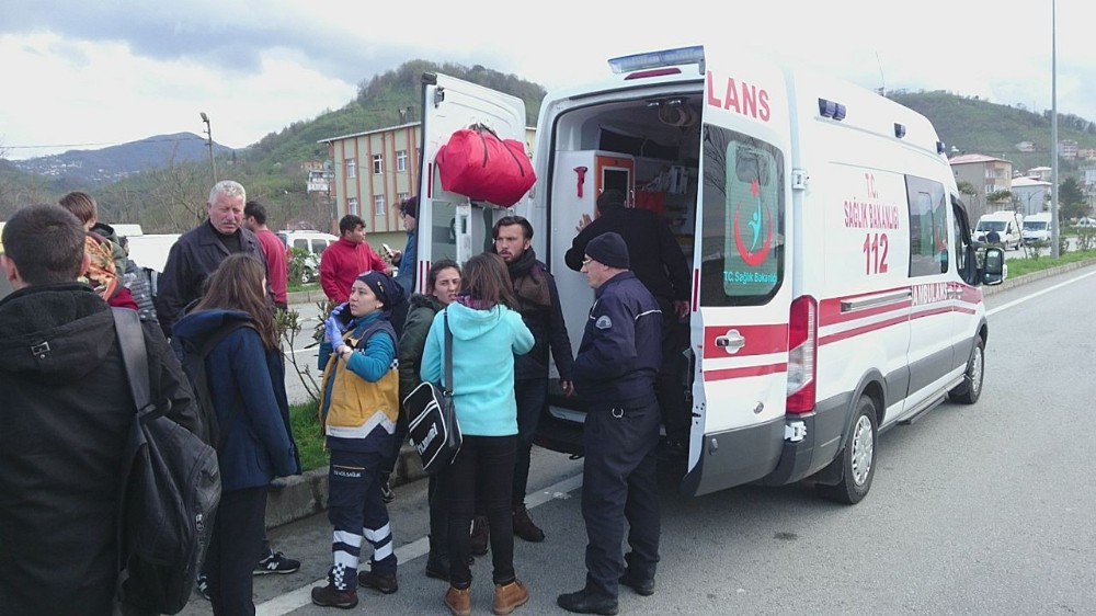 Lastiği Patlayan Servis Minibüsü Takla Attı, Öğrenciler Ölümden Döndü